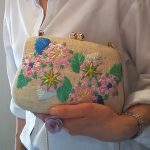 花の刺繍のクラッチバッグのコーデ