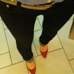 赤いスエードパンプスとブラックデニムのコーデ 今日の服