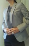 グレーのジャケットとキラキラアクセサリーのコーデ 今日の服
