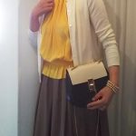 ミモザイエローのシルクブラウスのコーデ