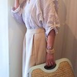 50代の大人可愛い服って? ベージュのフレアスカートで 甘口コーデ