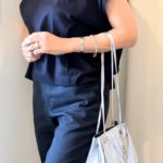 オジ靴のコーデ 50代はアクセサリーでキラキラ盛り