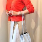 朱赤のニットとパンサー柄ハイヒールのコーデ