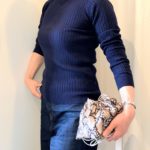 50代 ワイドデニムと コンパクトなリブニットのコーデ
